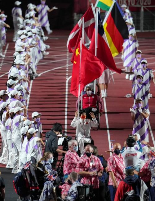 东京奥运会闭幕式旗手图片
