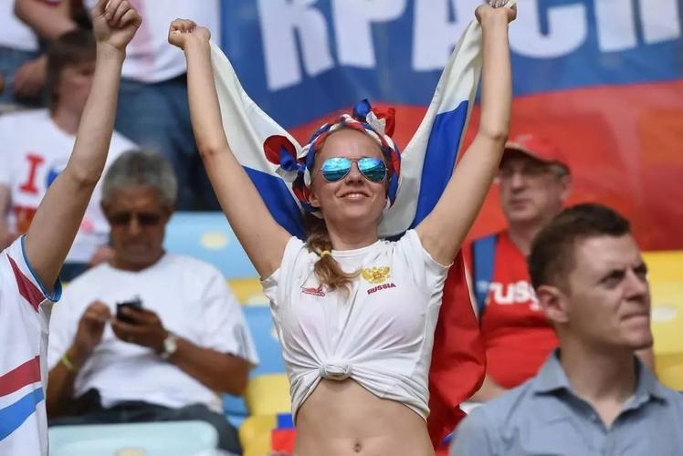 阿根廷女球迷掀衣服庆祝